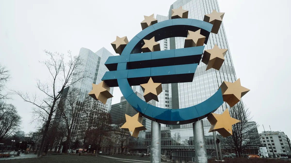 Euro-Skulptur mit gelben Sternen vor Bankhochhäusern in Frankfurt am Main