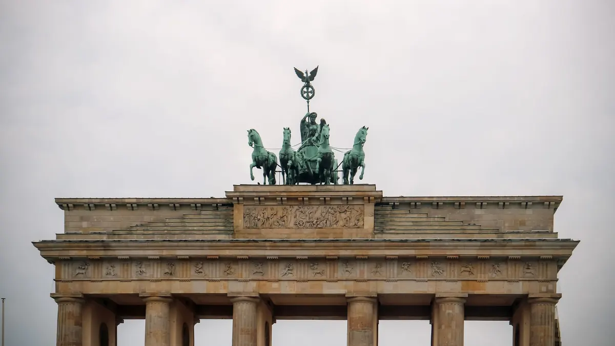 Brandenburger Tor in Berlin mit Quadriga vor grauem Himmel