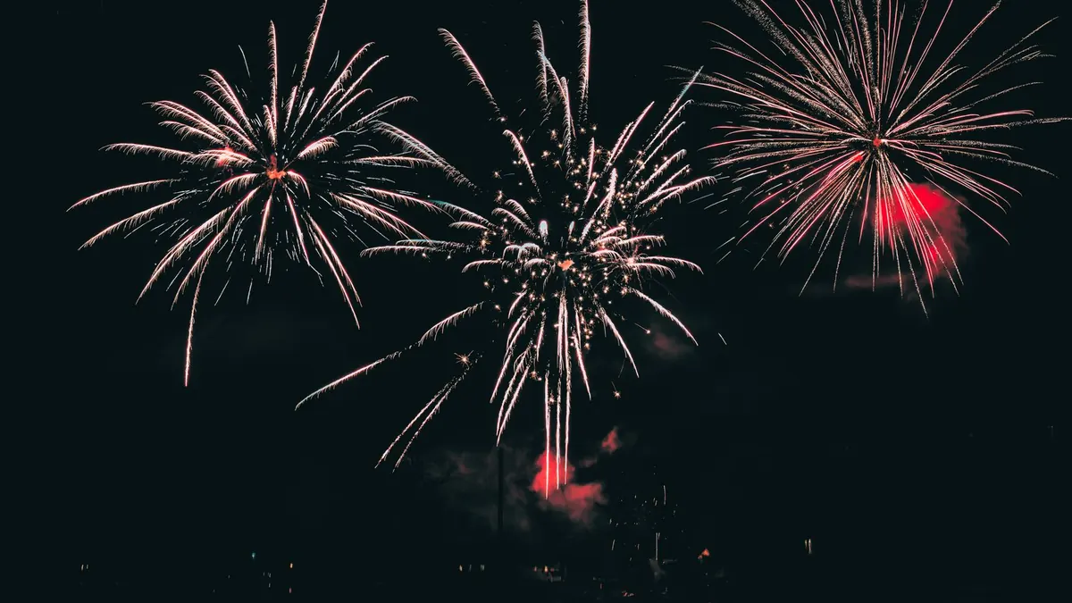 Buntes Feuerwerk leuchtet am dunklen Nachthimmel zum Jahreswechsel