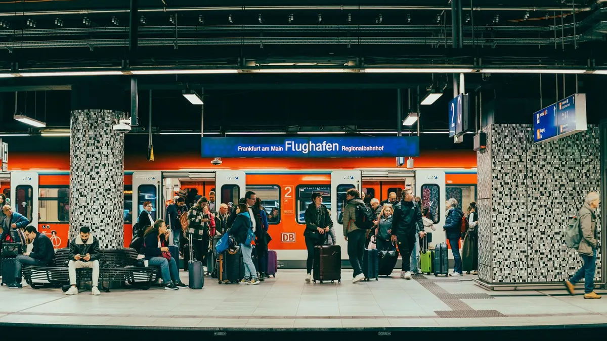 Pendler warten auf dem Bahnsteig einer S-Bahn-Station auf den Zug